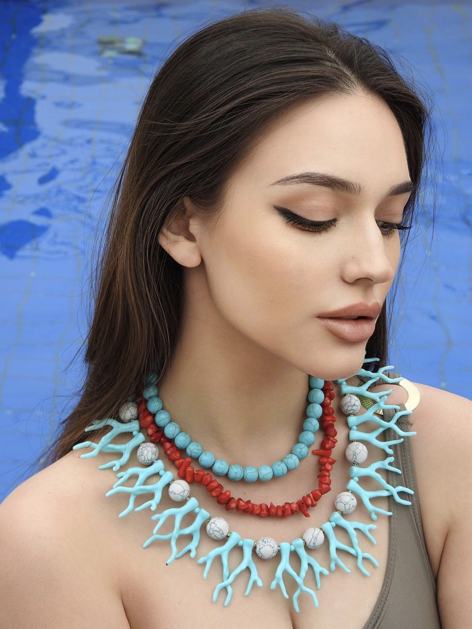 Colar Triplo Coral Azul com Howlita Branca e Cascalho Turquesa com Branco